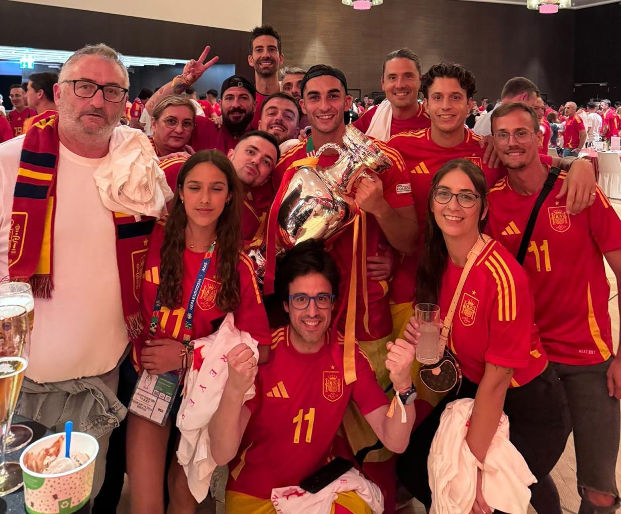 费兰-托雷斯晒与家人、奖杯合影:你们是全欧洲乃至全世界最棒的