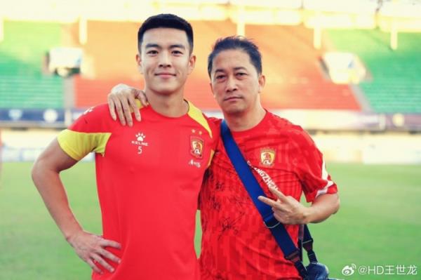 王世龙悼念广州队摄影师:每次都带着笑容喊我龙龙,一路走好毛哥