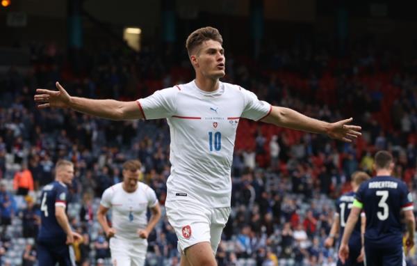 希克:我们最后一分钟做了蠢事 拿一分不够最后一场要全力以赴