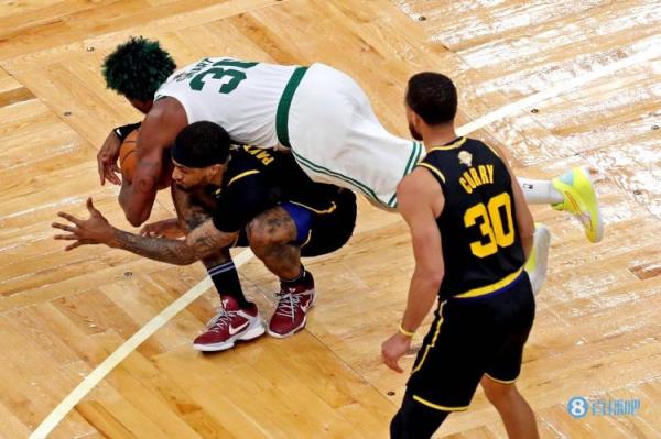 蒂尔曼:斯玛特告诉我只要在场上不遗余力 就会得到绿军球迷的爱