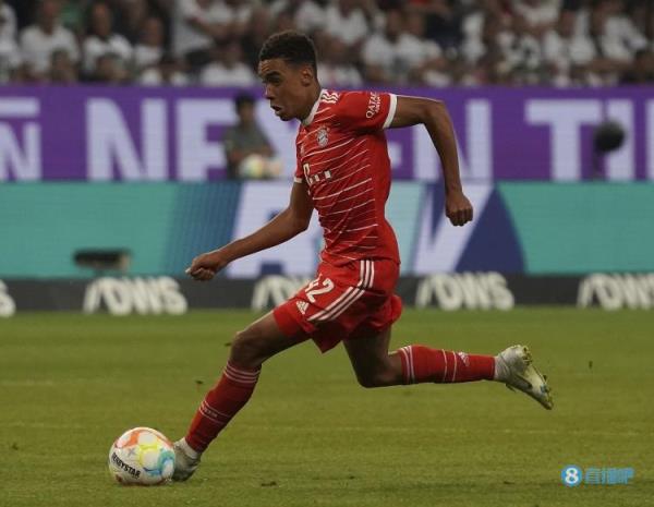 单场成功带球过人11次,穆西亚拉刷新本赛季德甲纪录