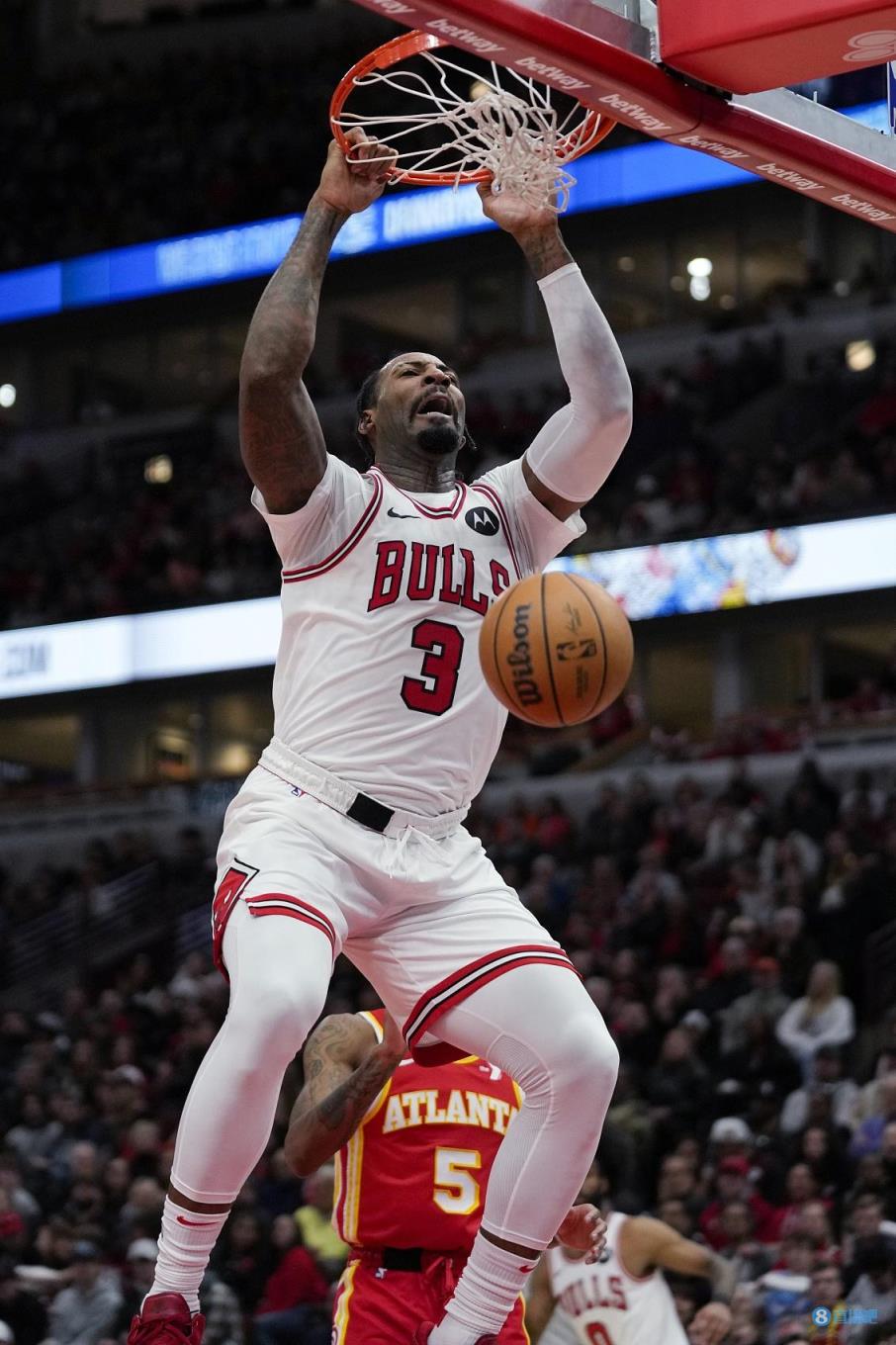 随队记者:太阳无意公牛中锋安德烈-德拉蒙德