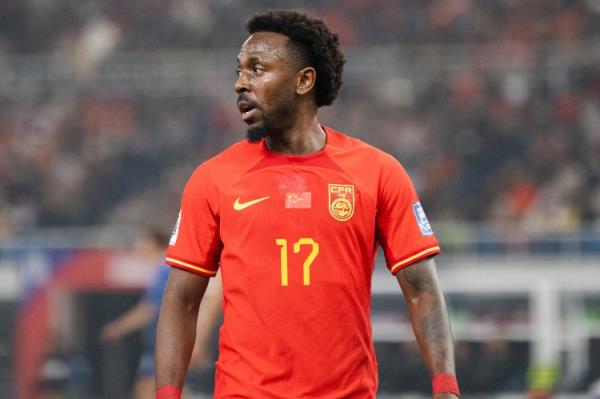 解说袁甲:费南多打不了前腰,442菱形中场没费南多的位置