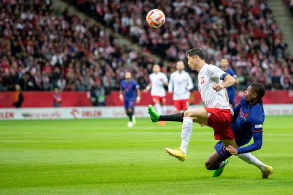 莱万:我踢左路右路都很好有时踢得像中场 喜欢听布鲁斯和嘻哈