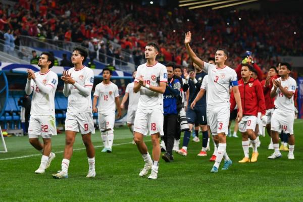 记者:国足要感谢海牛的牺牲,乔伟光穿着国足球衣来现场看球