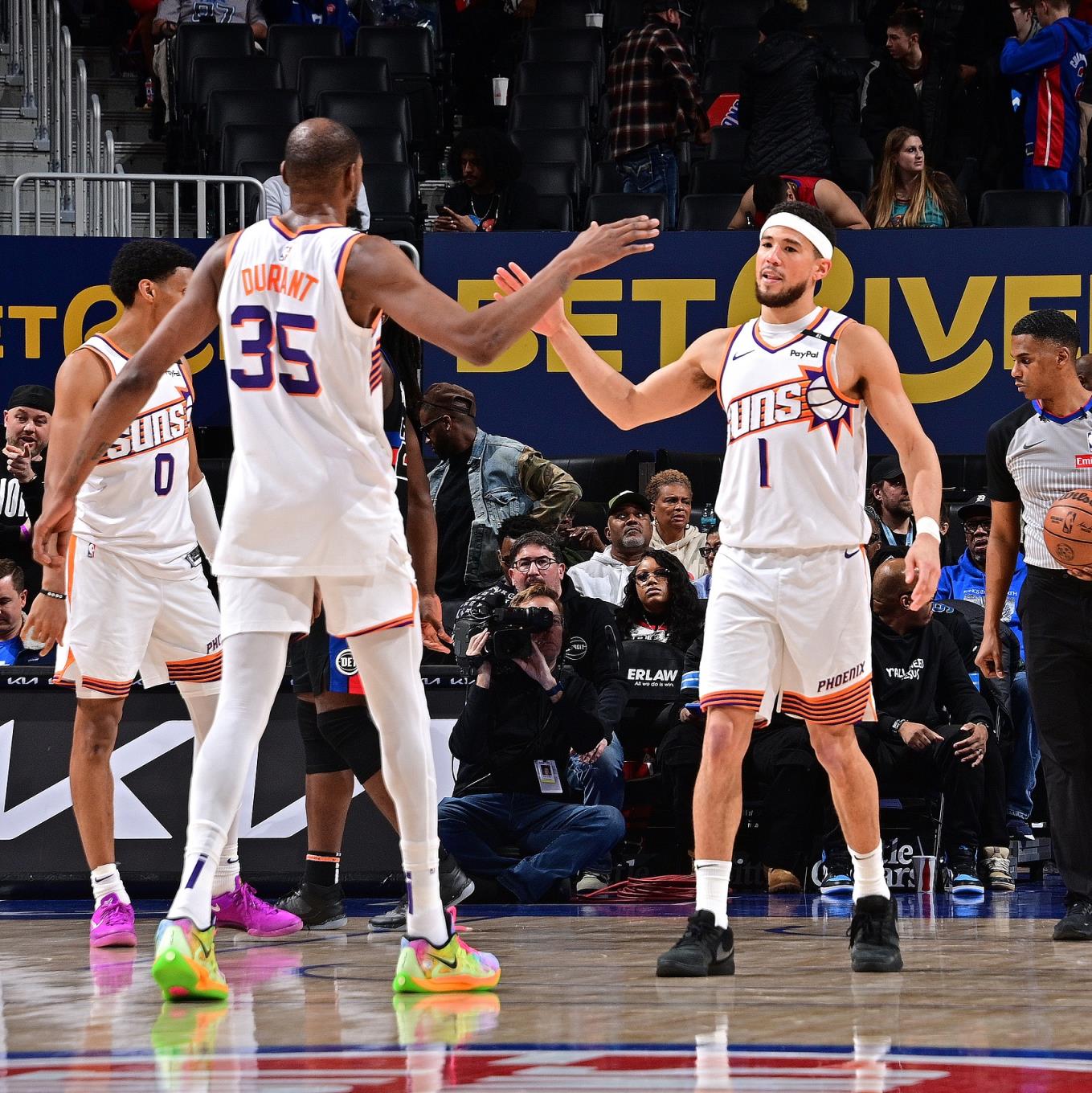 邓恩:脚踝扭伤是因为踩到了布克 今日能否出战森林狼要听教练的